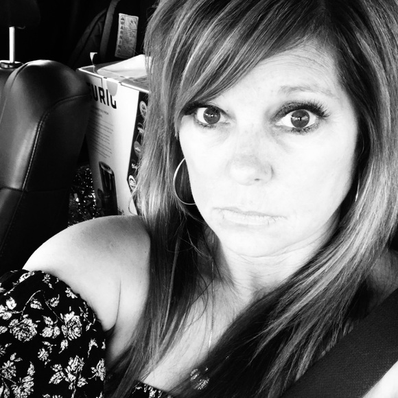 Meet your Posher, Nicki - Picture 2 of 3